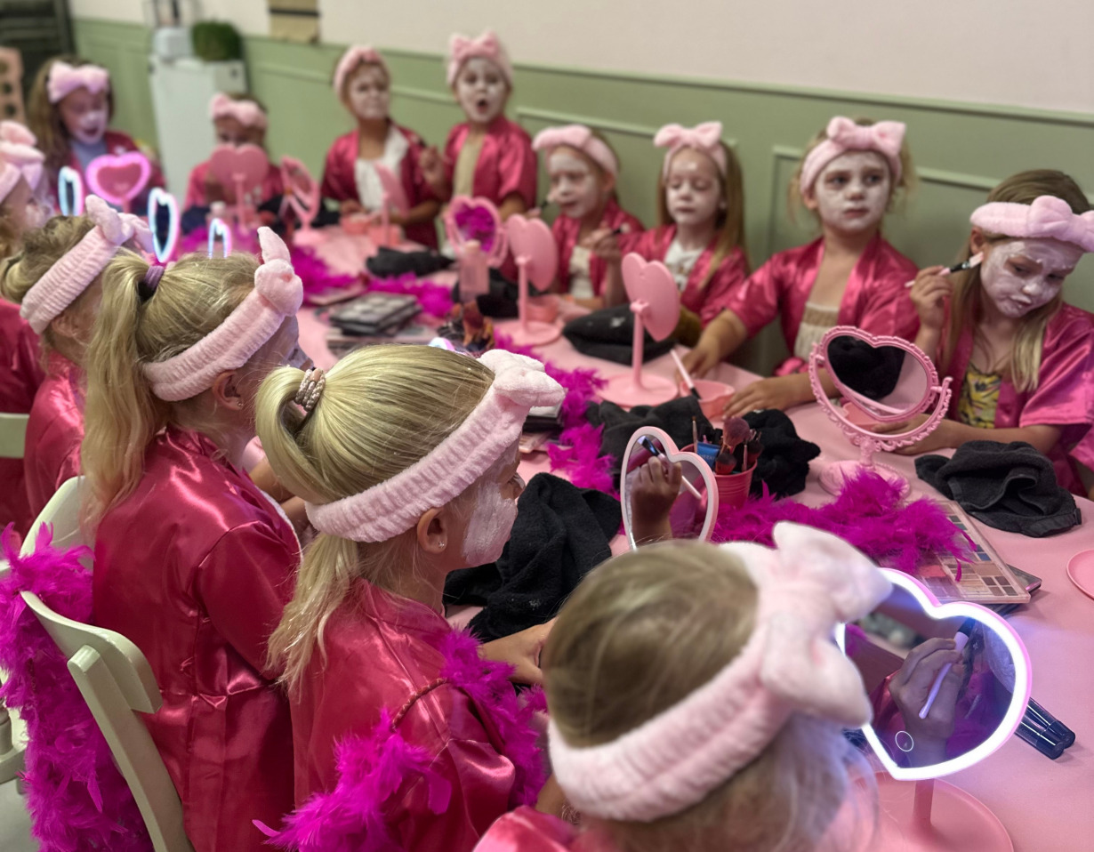 Een beauty feestje / make-up feestje voor kinderen en tieners Het feestje kan gewoon bij de jarige thuis of op gewenste locatie plaatsvinden. Het feestje word naar leeftijd afgestemd.